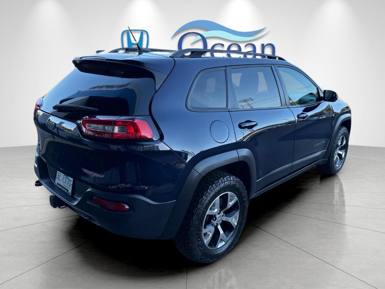 Used 2015 Jeep Cherokee Trailhawk w/ Comfort/Convenience Group AWD/4WD image 3