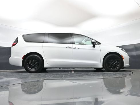 Used 2023 Chrysler Pacifica Touring-L FWD image 48