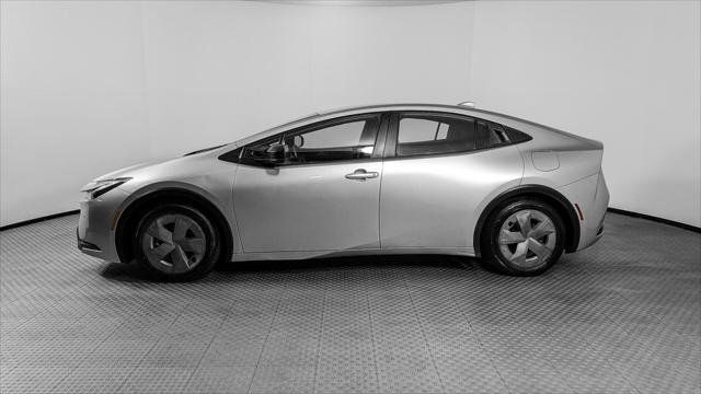 Used 2023 Toyota Prius LE FWD image 3