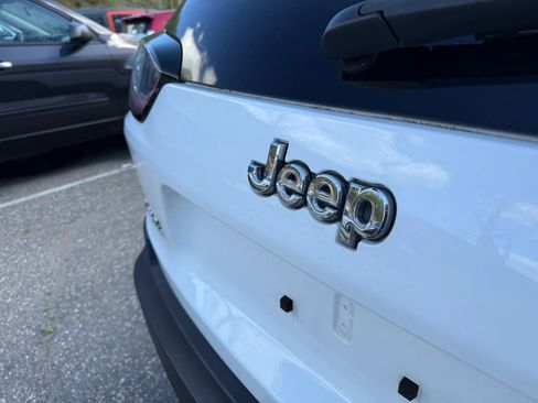 Used 2019 Jeep Cherokee Latitude Plus w/ Comfort/Convenience Group AWD/4WD image 10
