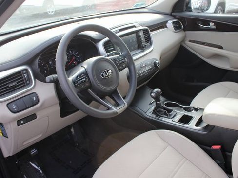 Used 2018 Kia Sorento LX image 3