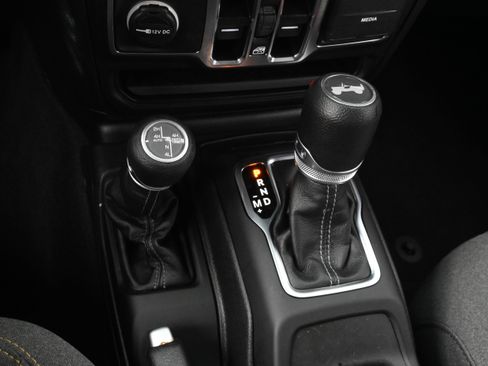 Used 2025 Jeep Wrangler Unlimited Sahara w/ Safety Group AWD/4WD image 16