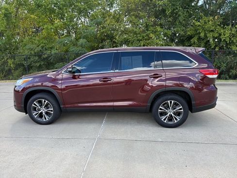 Used 2019 Toyota Highlander LE FWD image 2