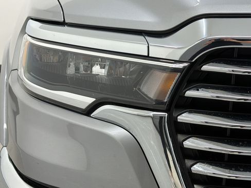 Used 2025 RAM 1500 Laramie AWD/4WD image 12