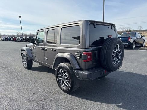 Used 2025 Jeep Wrangler Sahara image 12