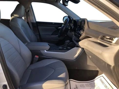 Used 2023 Toyota Highlander XLE image 18
