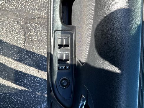 Used 2013 Dodge Avenger SE image 6