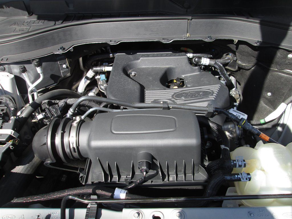 Used 2020 Ford Explorer XLT w/ Equipment Group 202A AWD/4WD image 33