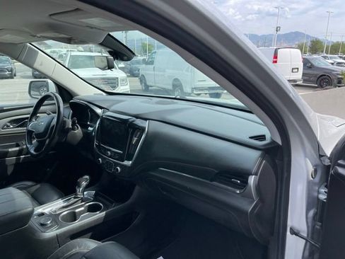Used 2021 Chevrolet Traverse LT w/ LT Premium Package AWD/4WD image 15