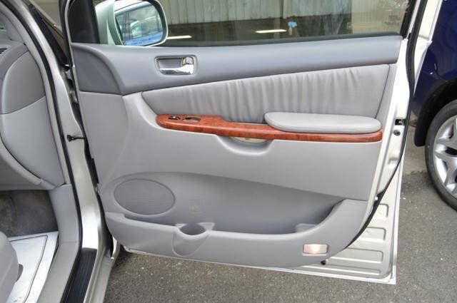 Used 2004 Toyota Sienna XLE Limited w/ Limited Pkg 5 FWD image 32