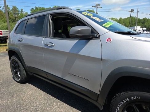 Used 2019 Jeep Cherokee Trailhawk AWD/4WD image 32