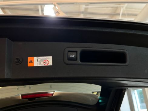 Used 2025 Toyota Highlander LE FWD image 23