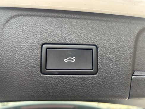 Used 2025 Volkswagen Atlas SE image 17