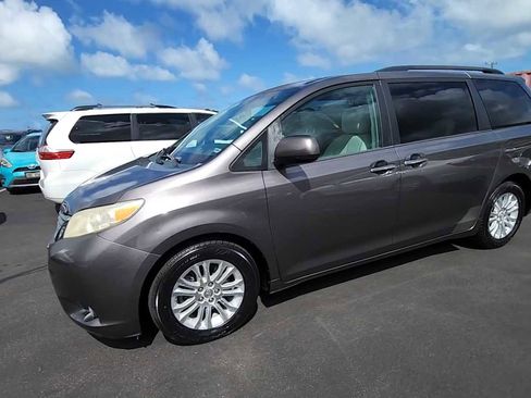 Used 2012 Toyota Sienna XLE image 8