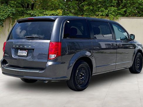 Used 2018 Dodge Grand Caravan SE FWD image 5