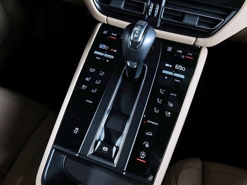 Certified 2025 Porsche Macan image 17