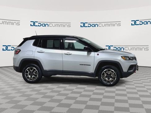 Used 2025 Jeep Compass Trailhawk AWD/4WD image 2