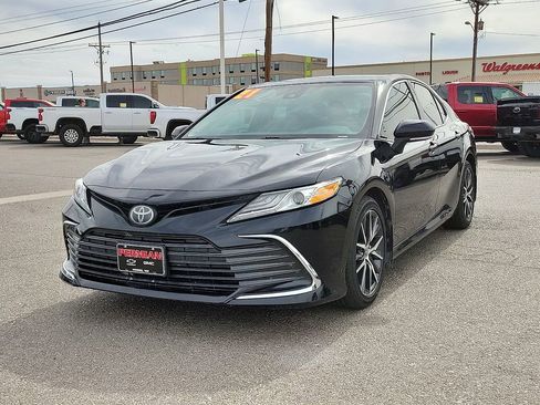 Used 2021 Toyota Camry XLE FWD image 4