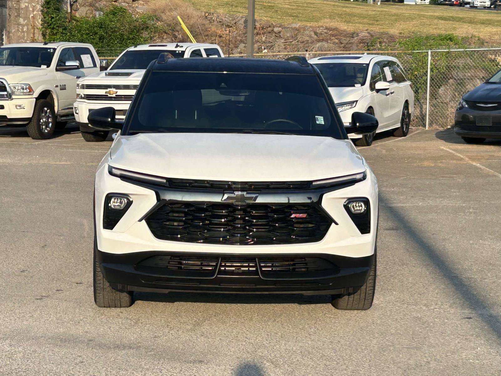 Used 2024 Chevrolet TrailBlazer RS w/ Convenience Package AWD/4WD image 2