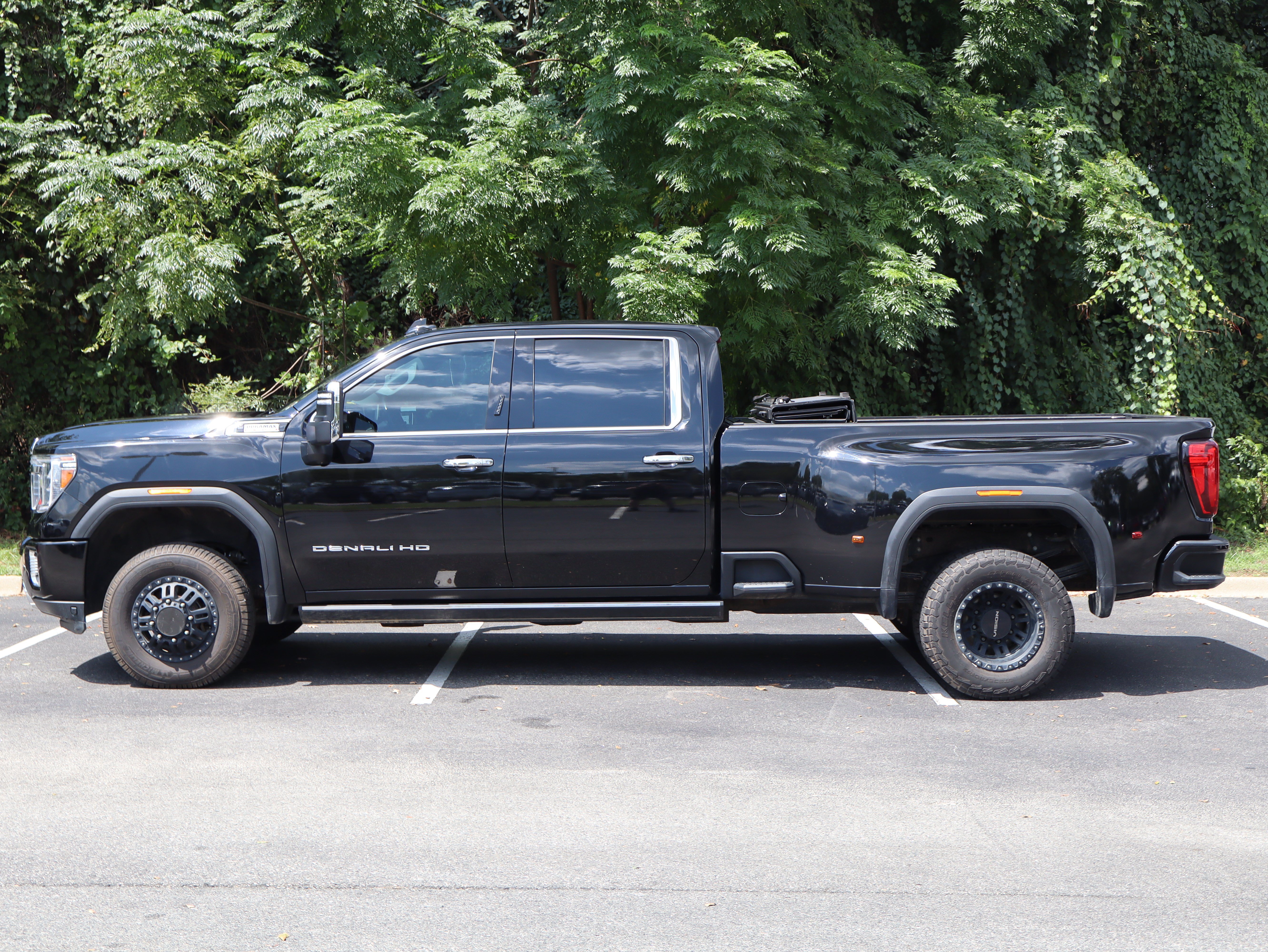 Used 2023 GMC Sierra 3500 Denali w/ Denali Ultimate Package AWD/4WD image 6