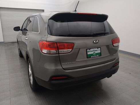 Used 2017 Kia Sorento L image 6