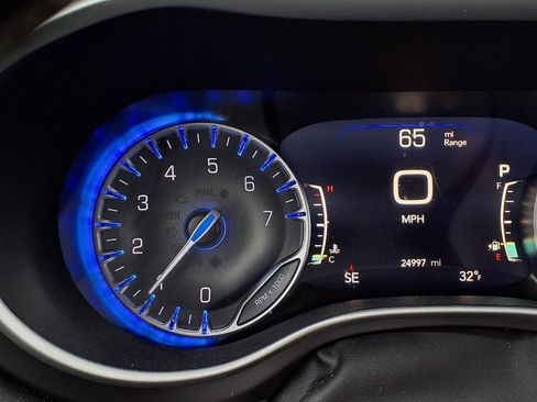 Used 2025 Chrysler Pacifica Select image 22