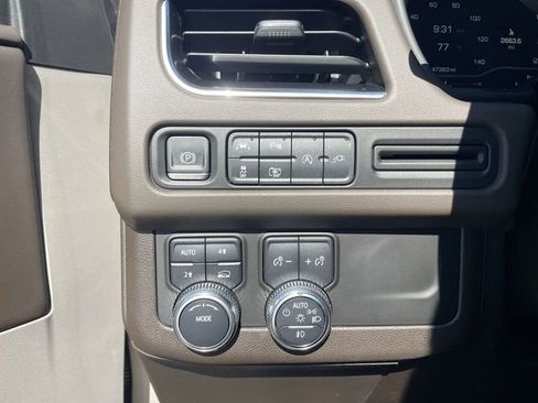 Used 2022 GMC Yukon XL SLT w/ SLT Luxury Package AWD/4WD image 17