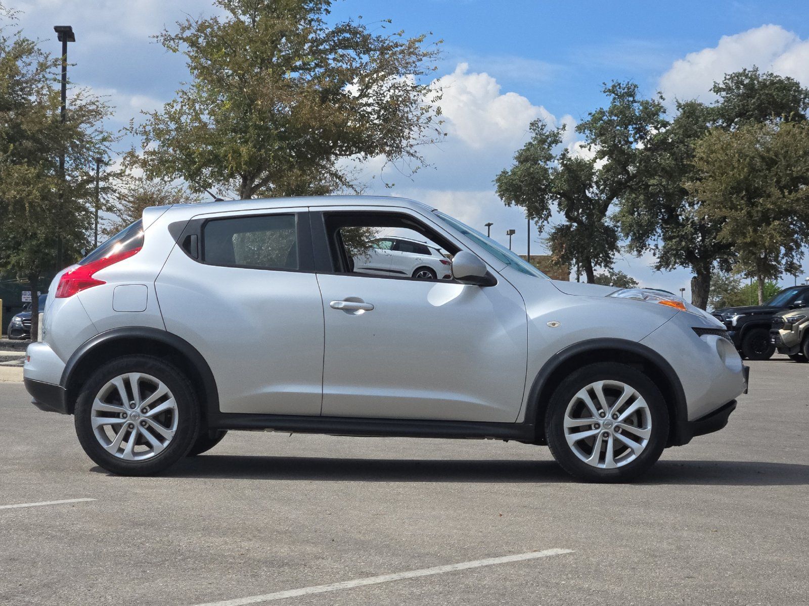 Used 2014 Nissan Juke S FWD image 6