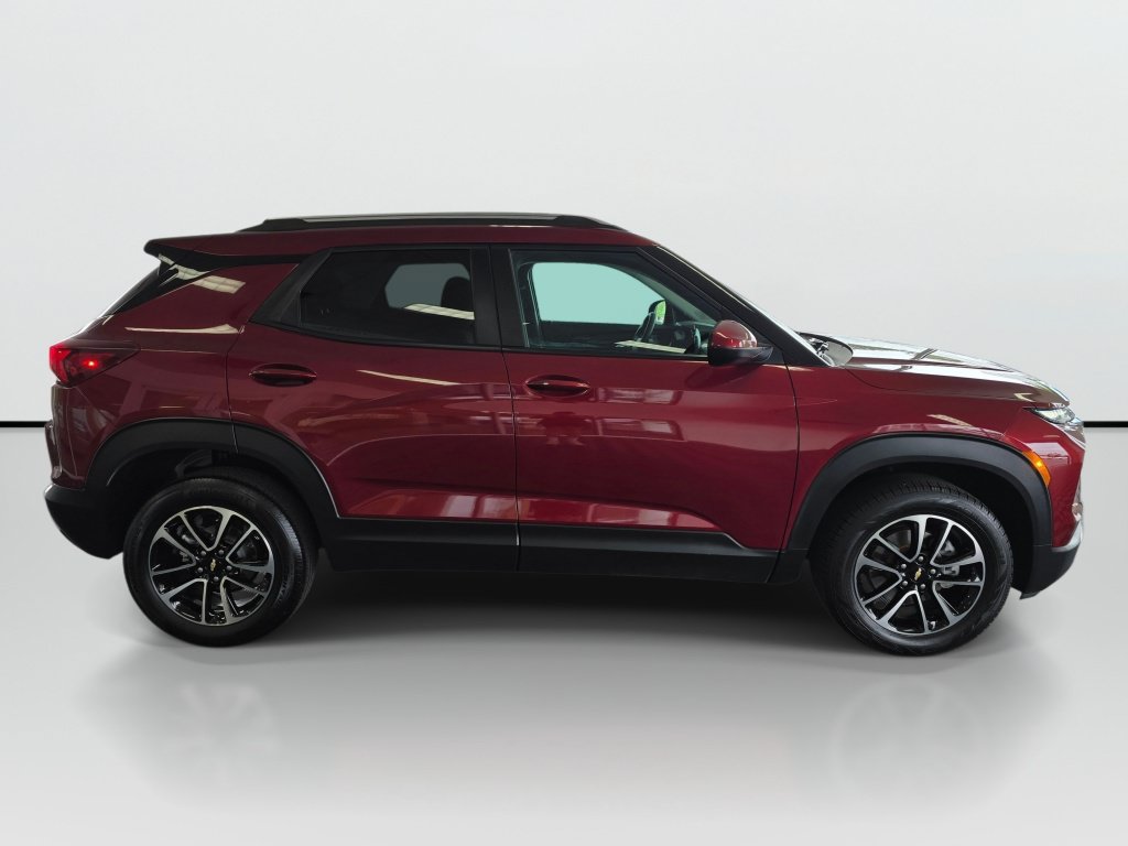Used 2025 Chevrolet TrailBlazer LT AWD/4WD image 2