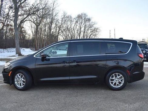 Used 2024 Chrysler Pacifica Touring-L FWD image 3