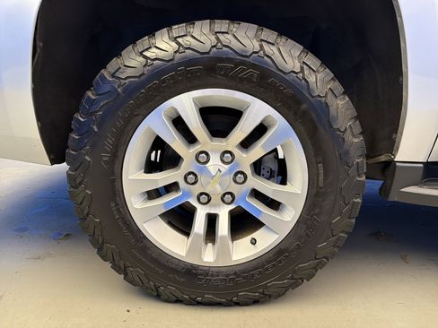 Used 2018 Chevrolet Suburban LT image 9
