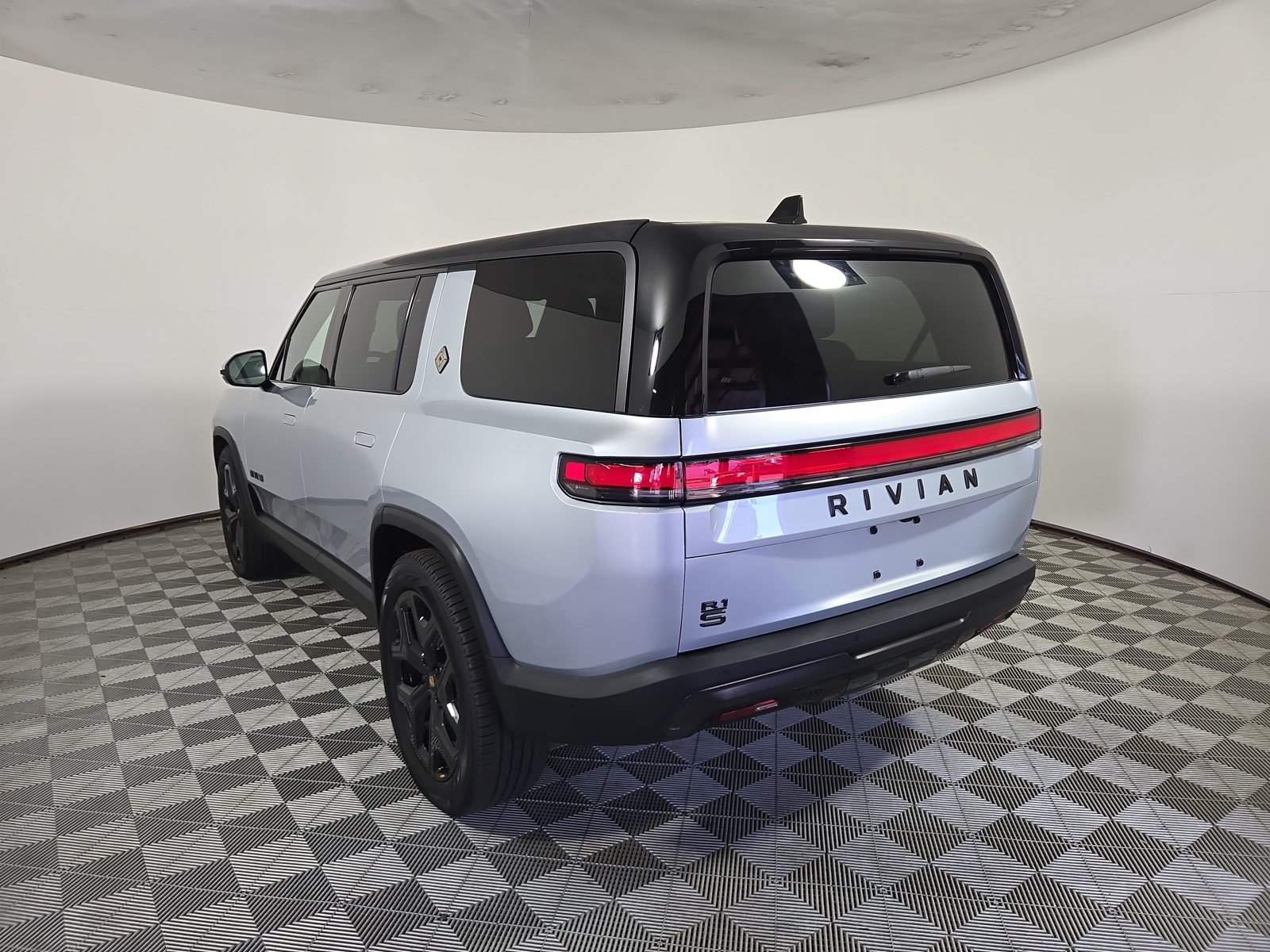 Used 2025 Rivian R1S Adventure Dual AWD/4WD image 3