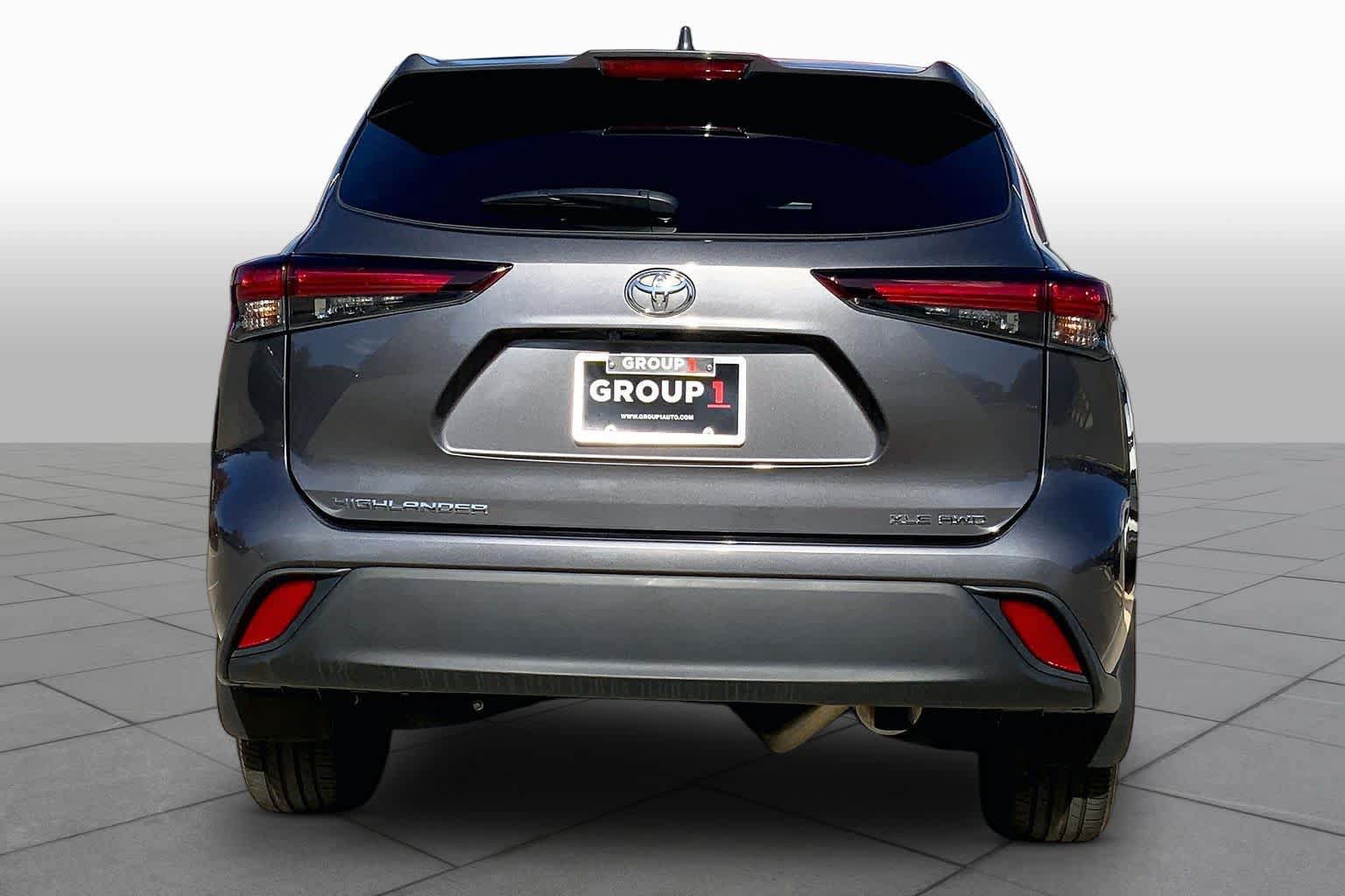 Used 2024 Toyota Highlander XLE AWD/4WD image 5