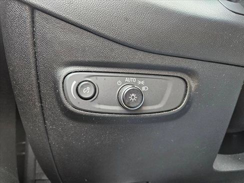 Used 2018 Chevrolet Equinox LT image 16