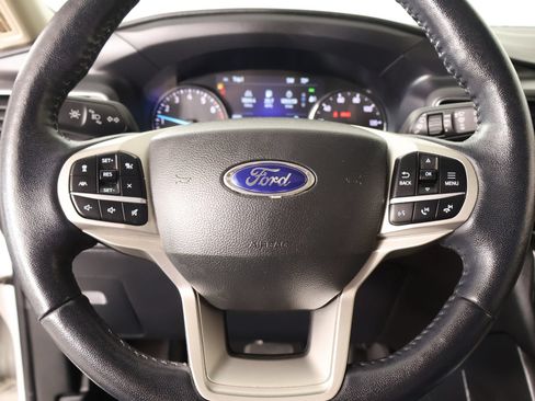 Used 2022 Ford Explorer Limited w/ Equipment Group 301A AWD/4WD image 3