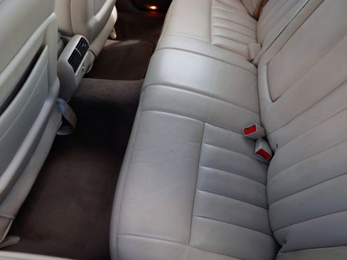 Used 2003 Lincoln Town Car Signature image 10