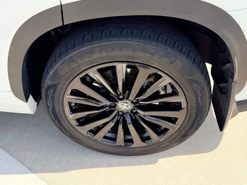 Used 2024 Toyota Highlander LE image 9