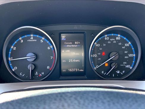 Used 2018 Toyota RAV4 LE FWD image 25