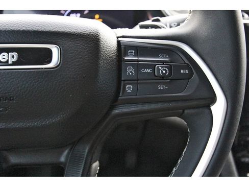 Used 2024 Jeep Grand Cherokee Laredo AWD/4WD image 14