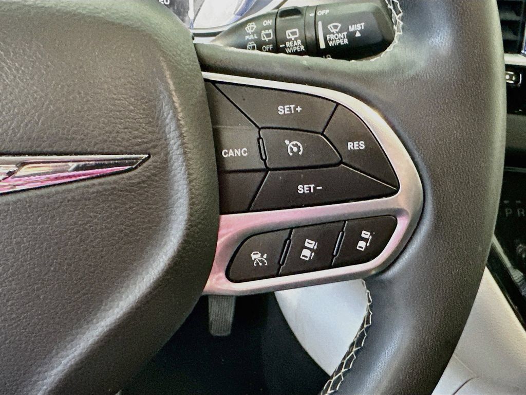 Used 2023 Chrysler Pacifica Touring-L FWD image 25