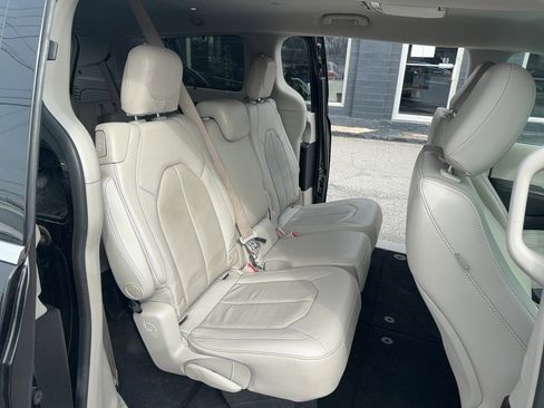 Used 2018 Chrysler Pacifica Touring-L image 12