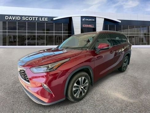 Used 2021 Toyota Highlander XLE FWD image 3