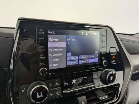 Used 2022 Toyota Highlander XLE FWD image 23