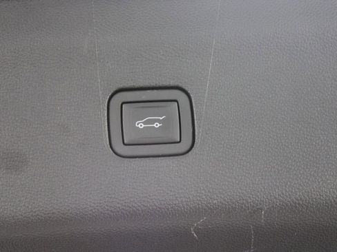 Used 2024 Buick Enclave Essence w/ Technology Package image 16