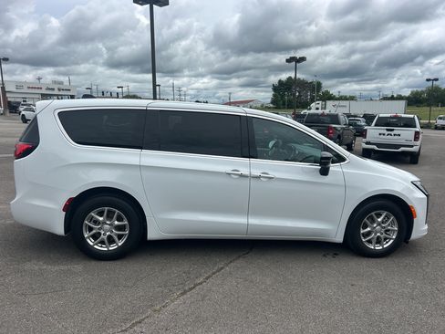 New 2027 Chrysler Pacifica Select FWD image 4