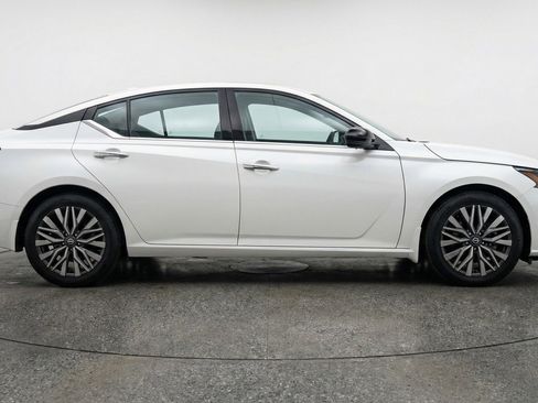 Used 2025 Nissan Altima 2.5 SV FWD image 11