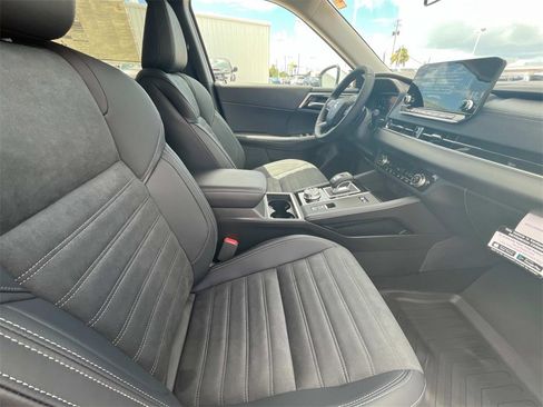 New 2025 Mitsubishi Outlander SE image 18