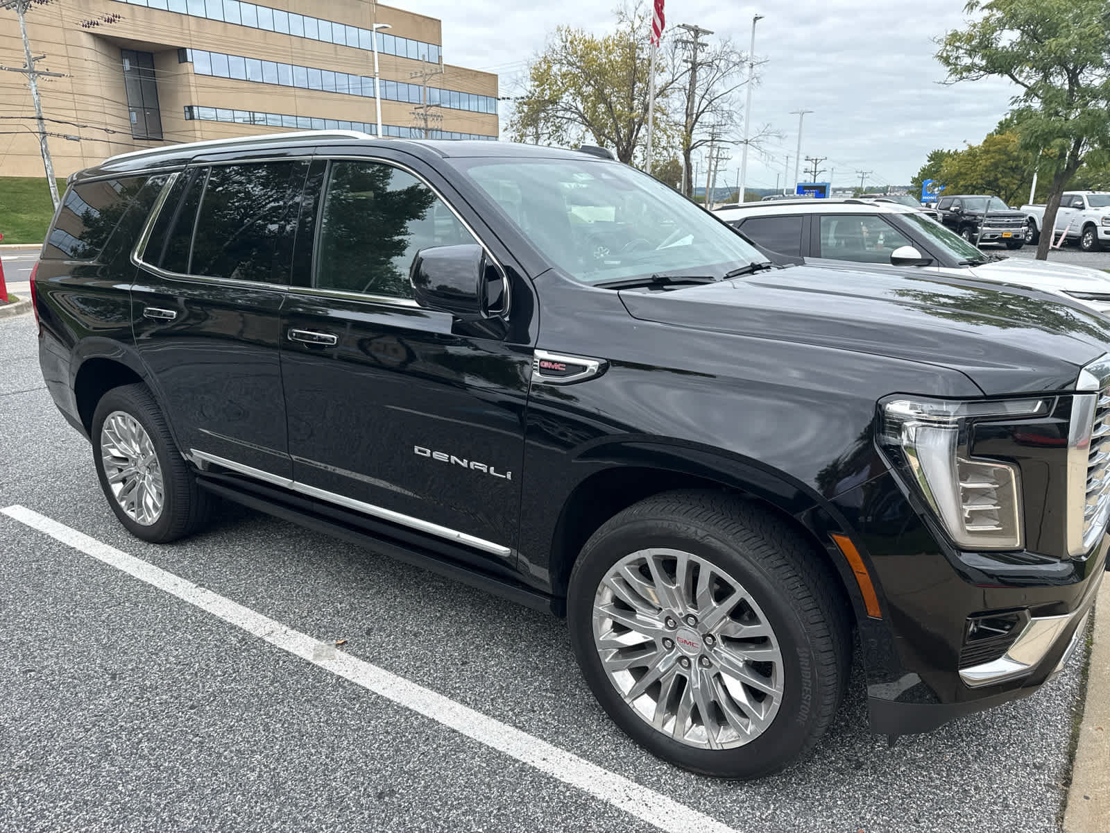 Used 2026 GMC Yukon Denali w/ Sun & Power Step Package AWD/4WD image 2