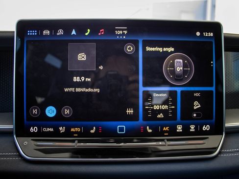 Certified 2025 Volkswagen Tiguan SE image 5