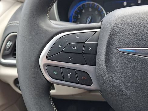 Used 2023 Chrysler Pacifica Touring-L AWD/4WD image 21